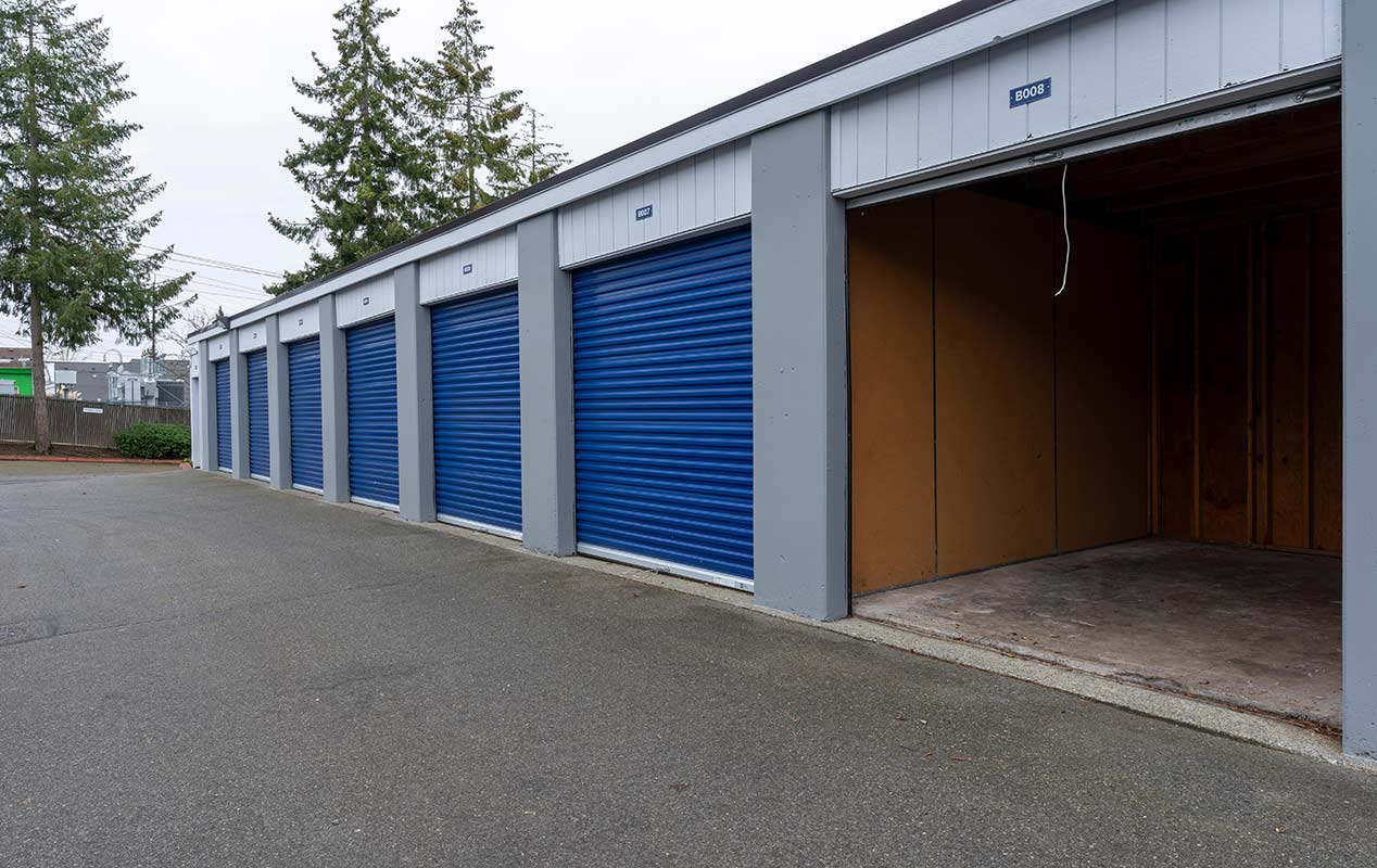 Outdoor drive up units with easy loading & unloading access.