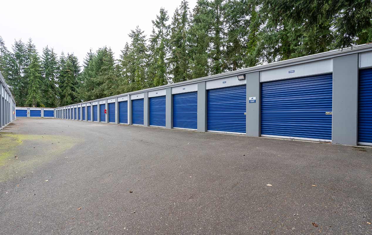 Outdoor drive up units with easy loading & unloading access.