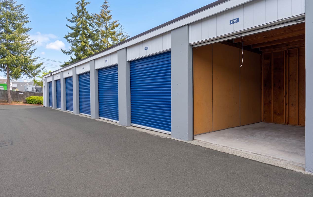 Outdoor drive up units with easy loading & unloading access.