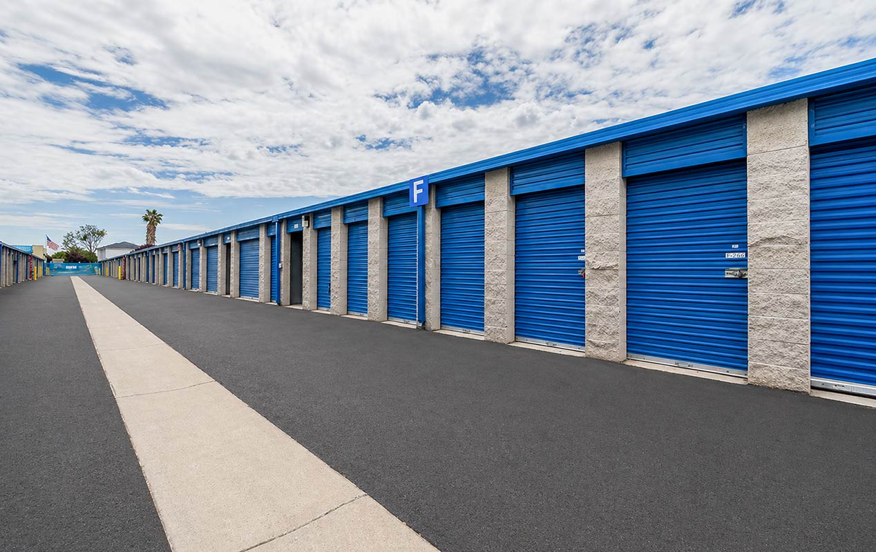 Easy drive up loading & unloading with wide driveway aisles.